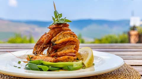 Restaurant & Deck | Misty Mountain